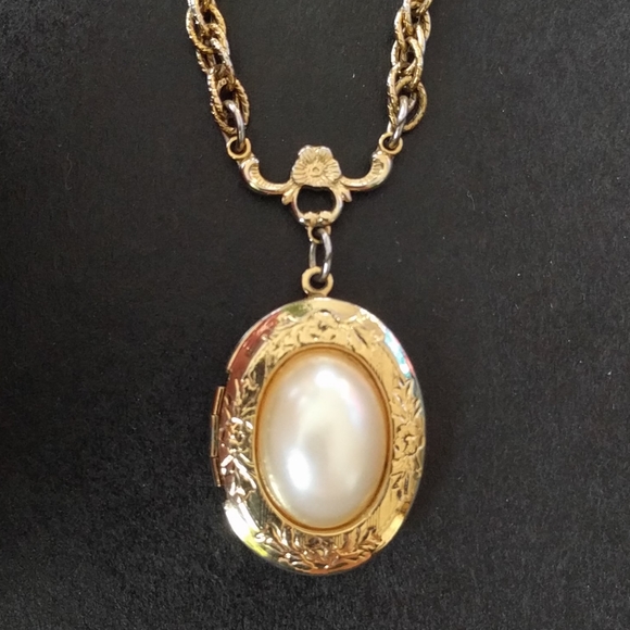 Jewelry - Vintage locket necklace, gold plated